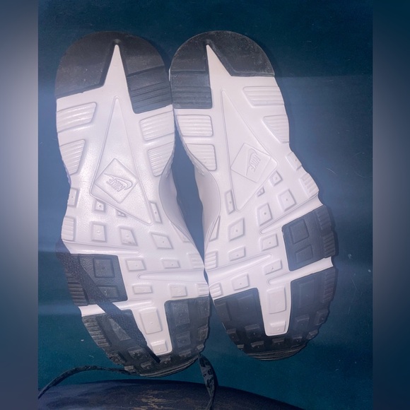 Nike Huarache Run 
Boys/Youth 6.5
Womens 7.5

Brand New Never Worn - Picture 5 of 6